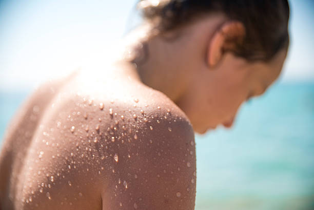 l’eau était tellement rafraîchissante - tan skin photos et images de collection