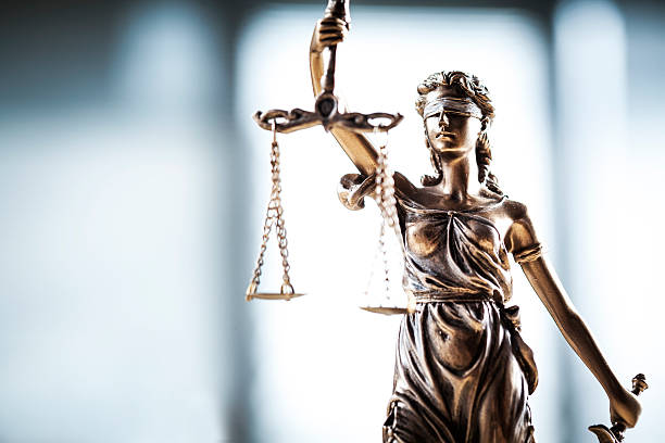 statue справедливости  - courtroom courthouse legal system justice стоковые фото и изображения