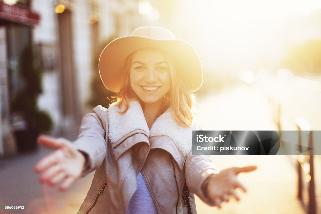 Mujer joven en la calle City - Foto de stock de Saludar libre de derechos