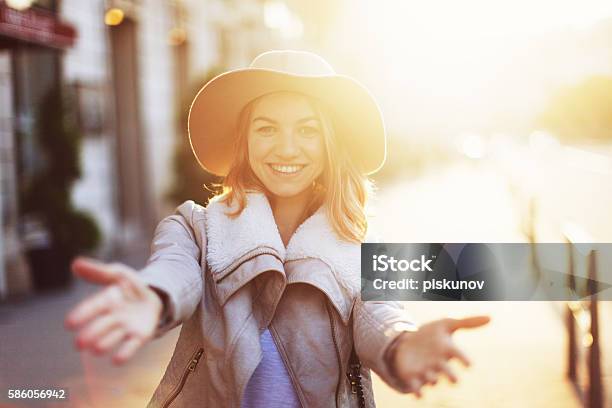 Mujer Joven En La Calle City Foto de stock y más banco de imágenes de Saludar - Saludar, Cartel de bienvenida, Adulto