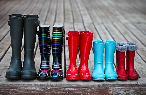 cinco pares de unas botas de lluvia de colores - familia con tres hijos fotografías e imágenes de stock