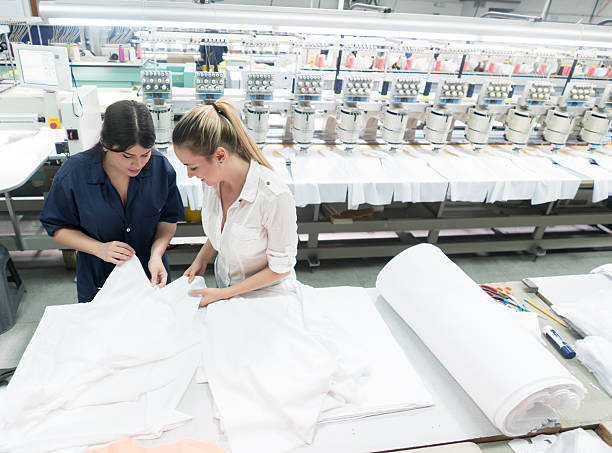 mujeres que trabajan en una fábrica de bordados - embroidery textile industry clothing factory fotografías e imágenes de stock