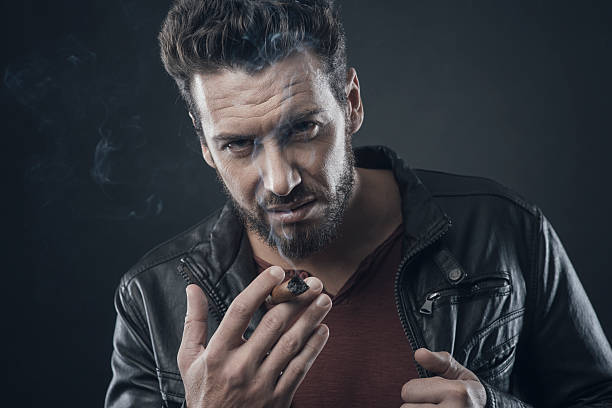 confiant à la mode homme avec cigare - anti smoking photos et images de collection