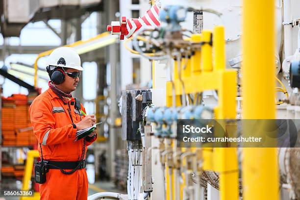 Photo libre de droit de Exploitant Enregistrant Lexploitation Du Procédé Pétrolier Et Gazier banque d'images et plus d'images libres de droit de Gaz naturel