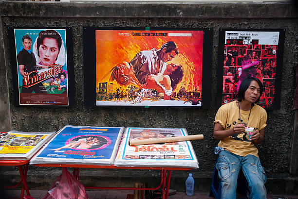 via con il poster del film wind a bangkok, thailandia - gable foto e immagini stock