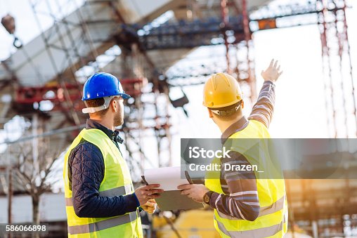 istock Reporting to contractor at construction site 586066898