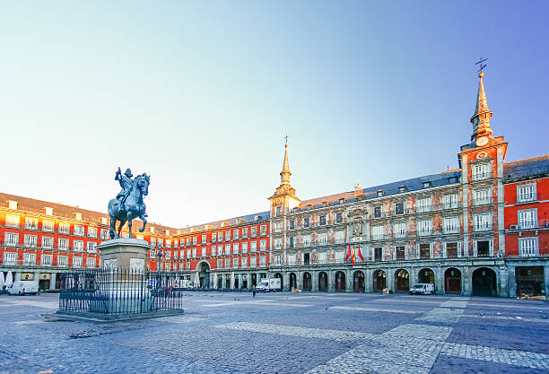 lumière du matin à la plaza mayor à madrid, espagne - famous place photos et images de collection