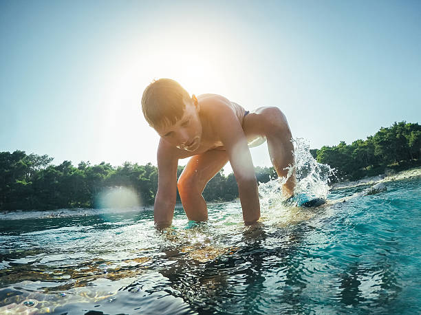 garçon aime la mer - child nautical vessel summer swimming goggles photos et images de collection