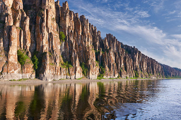 parco nazionale lena pillars all'ora del tramonto - siberia river nature photograph foto e immagini stock