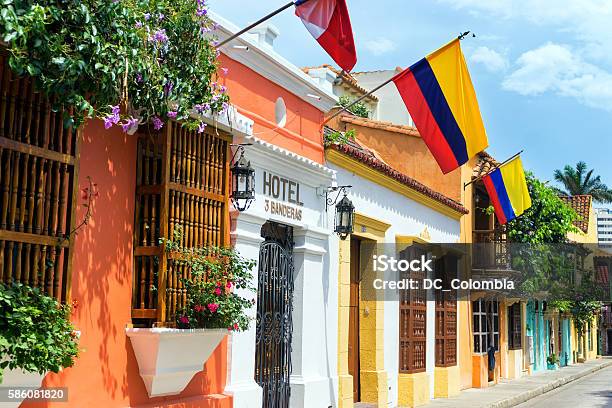 Colombian Flags And Colonial Buildings Stockfoto en meer beelden van Cartagena - Colombia - Cartagena - Colombia, Architectuur, Balkon
