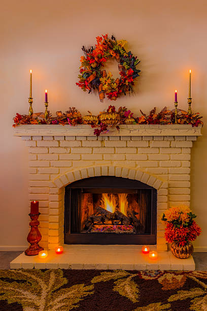 уютный камин с осенними украшениями (p) - fire thanksgiving leaf burning стоковые фото и изображения