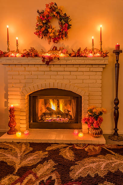 уютный камин с осенними украшениями и свечами (p) - fire thanksgiving leaf burning стоковые фото и изображения