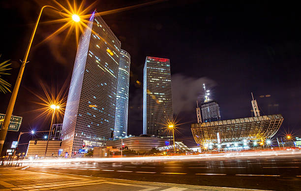 nuit tel-aviv, israël - tel aviv israel skyline traffic photos et images de collection