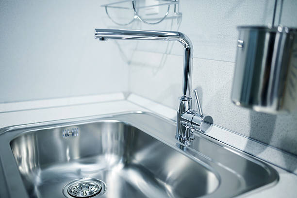 istock Modern tap faucet and sink on new kitchen 586087304