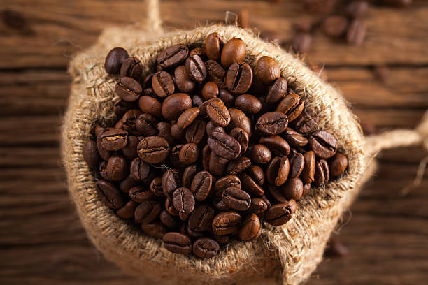 コーヒー豆麻袋 - coffee bean coffee crop sack pouring ストックフォトと画像