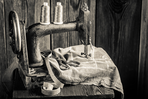 Old sewing machine with tailor tapes and threads