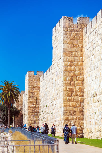 pessoas caminhando ao longo de muros da cidade antiga - jerusalem judaism david tower - fotografias e filmes do acervo