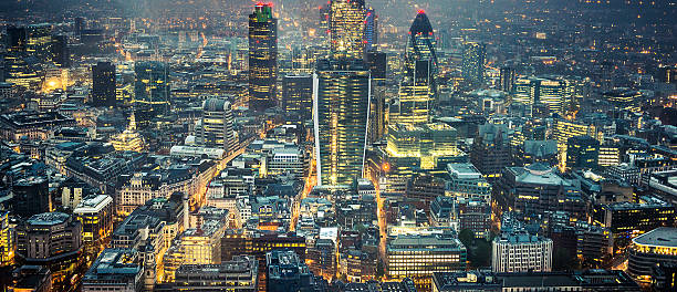 london skyline luftbild bei nacht - london england canary wharf skyline cityscape stock-fotos und bilder