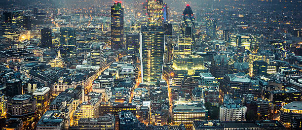 vista aérea do horizonte de londres à noite - canary wharf built structure building exterior construction - fotografias e filmes do acervo