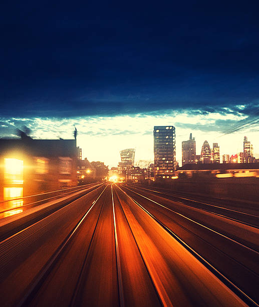 estação com trem rápido contemporâneo em londres - docklands light railway - fotografias e filmes do acervo