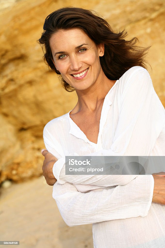 Retrato de mujer souriante - Foto de stock de 30-34 años libre de derechos