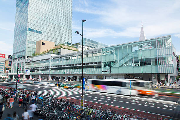 バスターミナル新宿 - bus station ストックフォトと画像