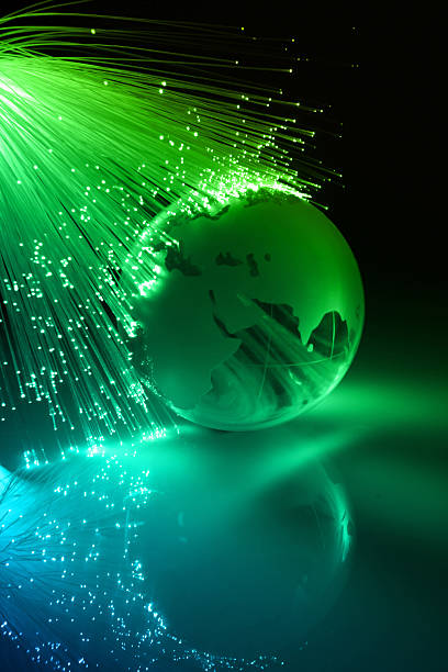 global concept internet par fibre optique - fiber optic technology abstract green photos et images de collection