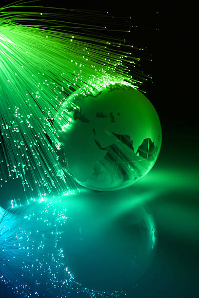 concetto globale di internet in fibra ottica - fiber optic technology abstract green foto e immagini stock