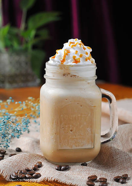 coffee caramel milkshake - hot chocolate hot drink heat drinking imagens e fotografias de stock