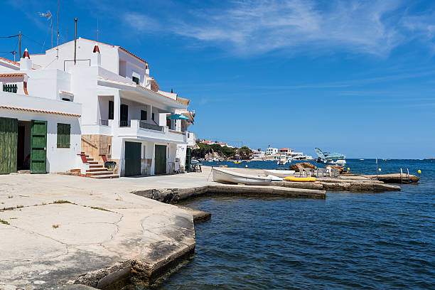 istock House near water 586186404