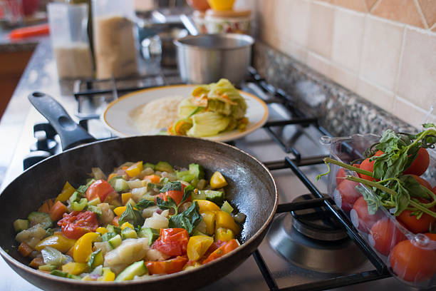 herstellung von farbigen pflanzlichen ratatouille - pan frying pan fried saucepan stock-fotos und bilder