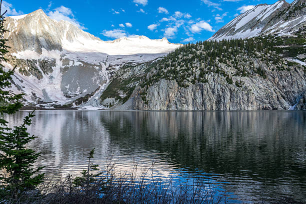 snowmass mirror reflection exploring rocky mountains - snowpack stock-fotos und bilder