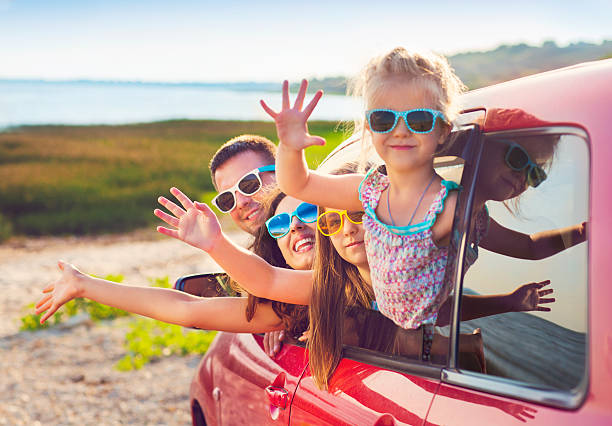 車の中のビーチで子供と笑顔の家族の肖像画 - family trip ��ストックフォトと画像