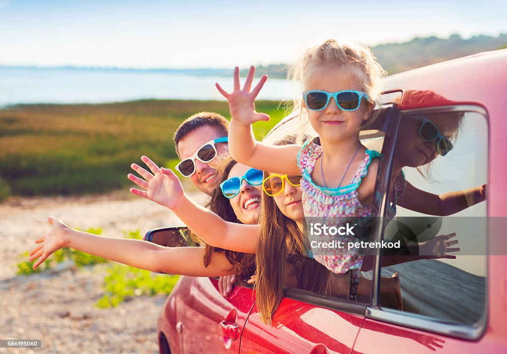 Retrato de família sorridente com crianças na praia de carro - Foto de stock de Família royalty-free