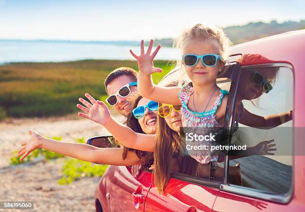 Foto de Retrato De Família Sorridente Com Crianças Na Praia De Carro e mais fotos de stock de Família