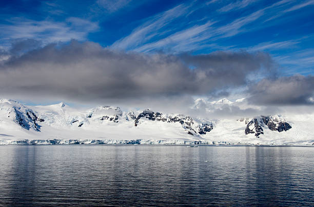 南極大陸-フェアリーテイル風景で、晴れた日 - extreme terrain eroded snow landscape ストックフォトと画像