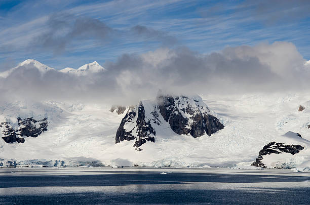 antártida-paisaje de cuento de hadas en un día soleado - extreme terrain eroded snow landscape fotografías e imágenes de stock