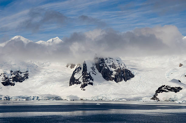 南極大陸-フェアリーテイル風景で、晴れた日 - extreme terrain eroded snow landscape ストックフォトと画像