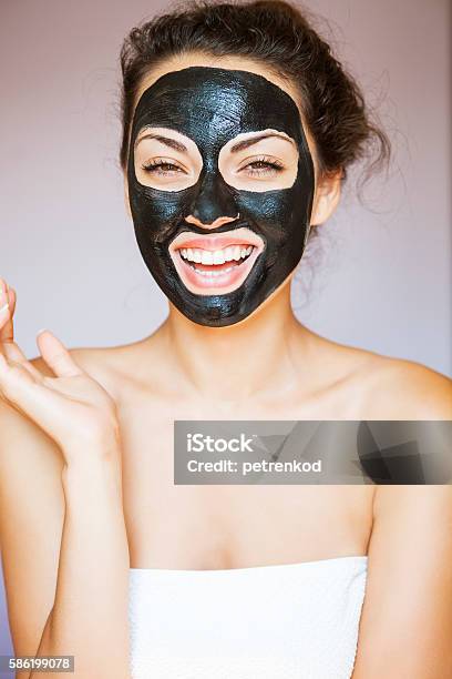 治療用黒泥のフェイスマスクを持つ若い女性 - お面のストックフォトや画像を多数ご用意 - お面, 黒色, フェイスパック