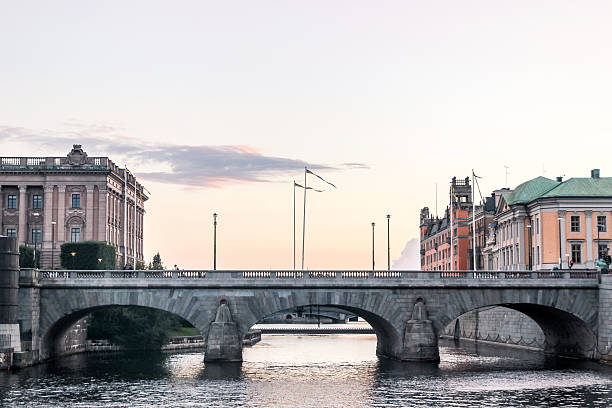 pont à stockholm au coucher du soleil - norrbro photos et images de collection