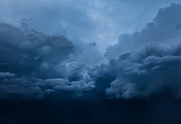 dramatischer himmel  - storm cloud storm dramatic sky hurricane stock-fotos und bilder