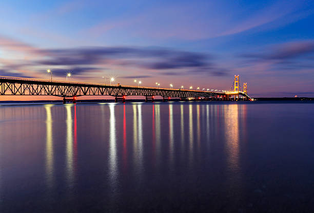 ponte mackinac a twilight - straits of mackinac foto e immagini stock