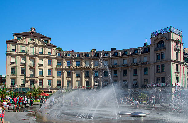 fontana di stachus in karlsplatz, monaco di baviera, germania, 2015 - karlsplatz foto e immagini stock