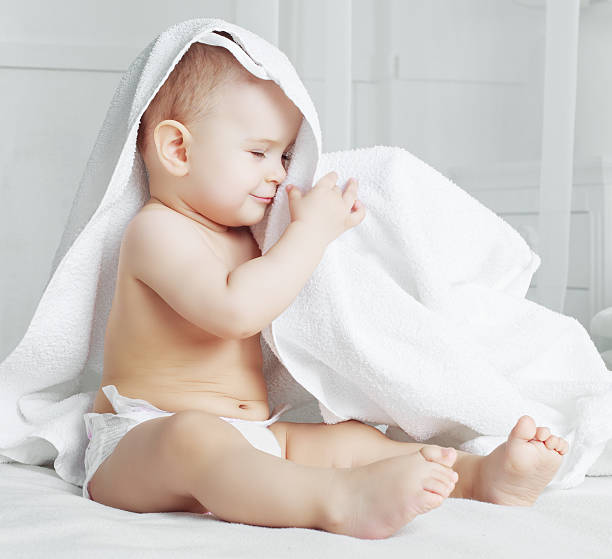 baby mit handtuch - baby blanket stock-fotos und bilder