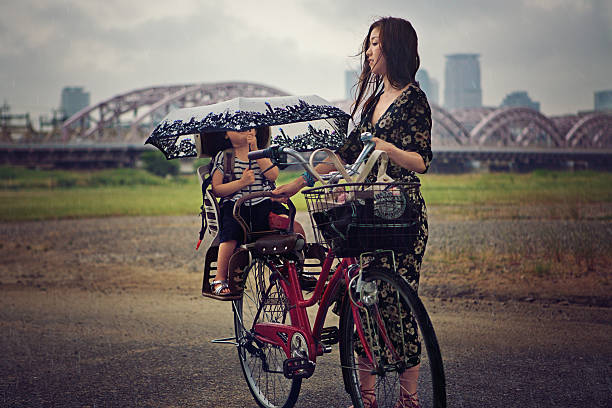 istock Young Japanese mother and her daughter 586348328