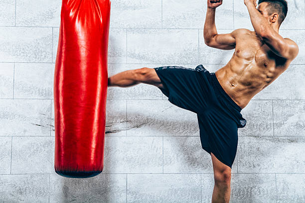 젊은 남자 킥복싱 운동 - men sweat combative sport boxing 뉴스 사진 이미지