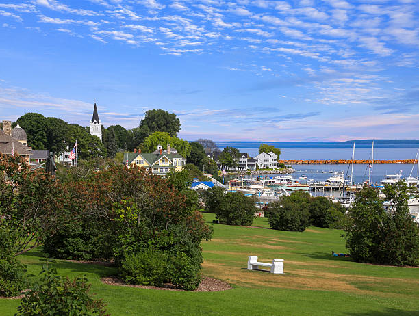 mackinac city sull'isola di mackinac - straits of mackinac foto e immagini stock