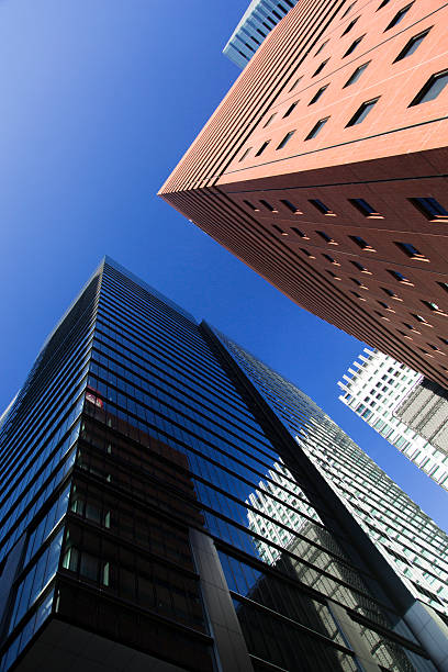 здания в отемачи токио - marunouchi clear sky urban scene low angle view стоковые фото и изображения