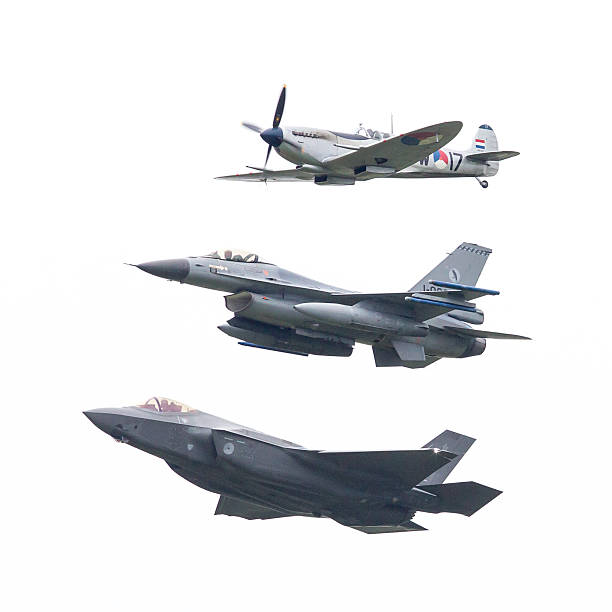f - 35 lightning ii, f-16 y spitfire - vuelo ceremonial fotografías e imágenes de stock