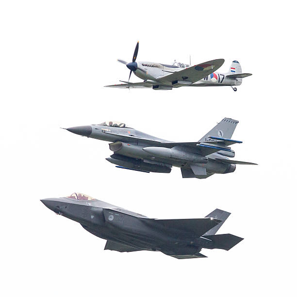 f -35 雷 二 、f-16 とスピットファイア - airshow airplane weather military ストックフォトと画像